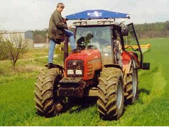 Fotograf na kapotě traktoru (zobrazeno 65x)