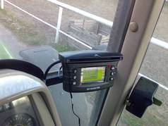 EZ-Guide 250 v traktoru JD, srpen 2012 (zobrazeno 214x)