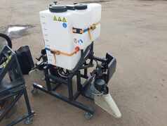 Robot HariTech HariBot může nést postřikovač s výkyvnými aplikátory (zobrazeno 20x)